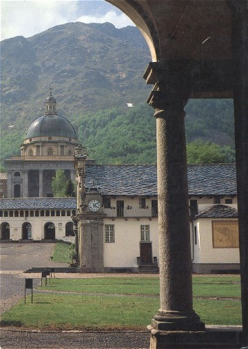 scorcio del chiostro di Oropa con la chiesa antica e sullo sfondo la nuova