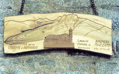 la targa in legno posta sul campanile di Bagneri