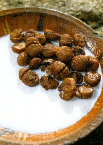 castagne e latte, un tradizionale piatto invernale