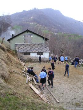 il campo giochi accanto alla cascina, sullo sfondo si vede la chiesa di Bagneri