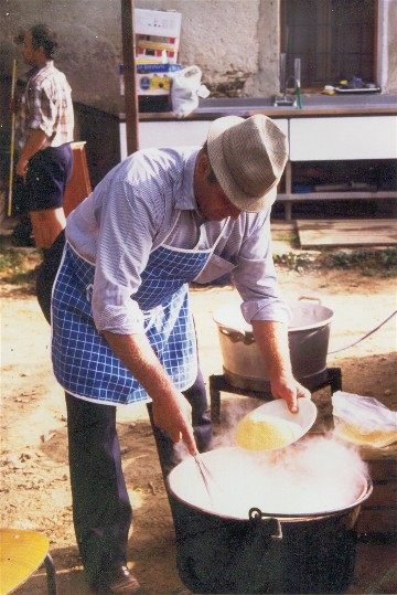 distribuzione della polenta a Bagneri in occasione di una festa con gli abitanti e gli amici