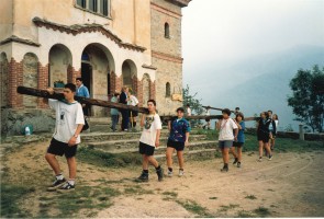 catena di scout e volontari al lavoro